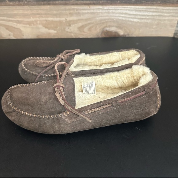 UGG Women's Dakota Brown Suede Cozy Slippers Sherpa Lined Slip On Size 7 - Picture 2 of 9